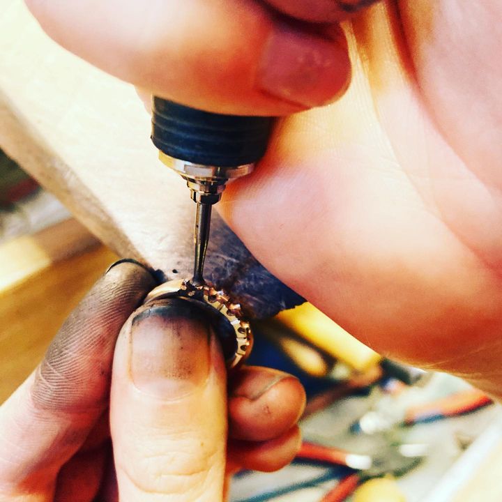Ring som tilpasses på arbeidsbenken