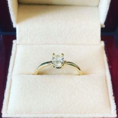 Ring i gult gull med oval diamant