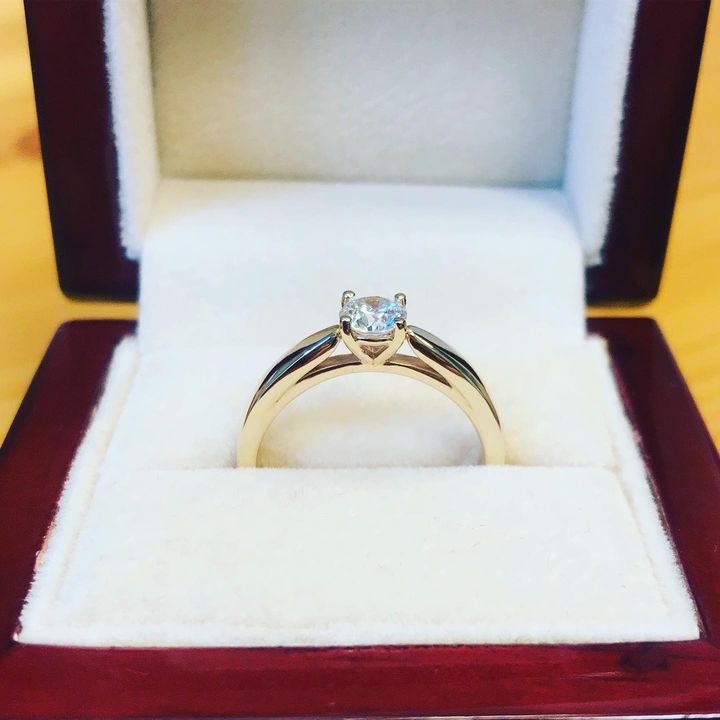 Spesiallaget forlovelsesring i eske
